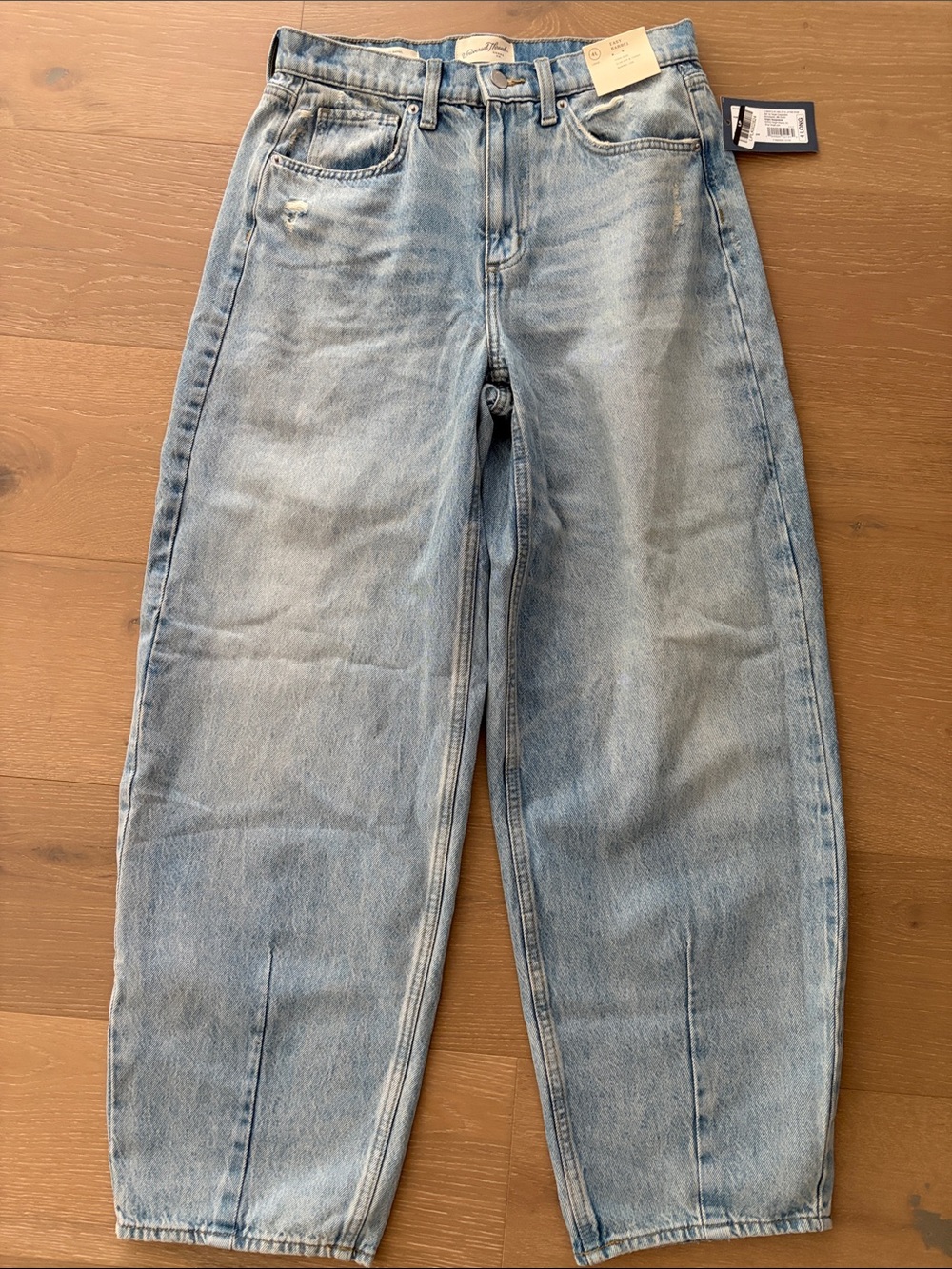 Universal Thread Women's High Rise Easy Barrel Jean. 4 Long. 30” inseam.